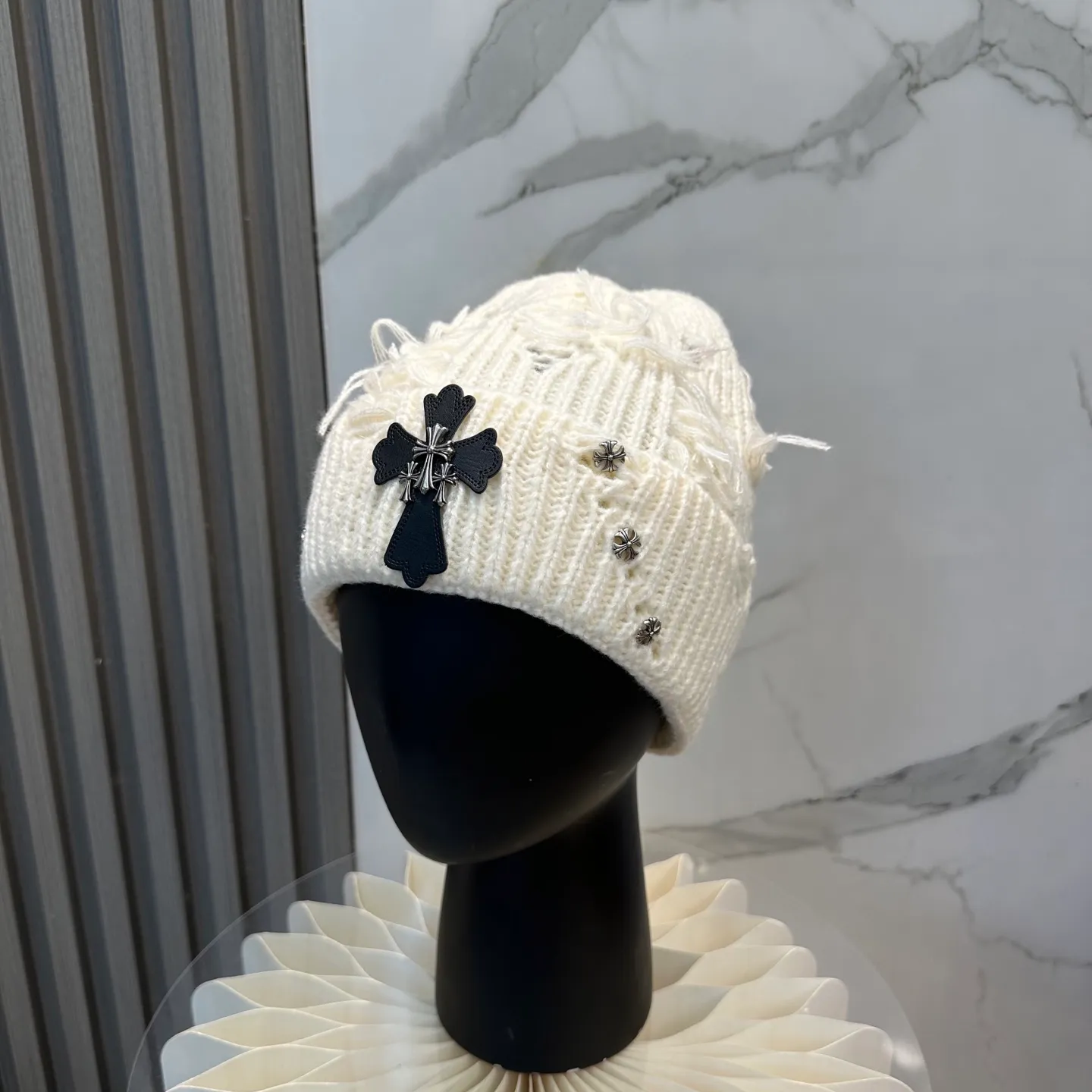 P70 🤍Chrome hearts new autumn and winter cross knitted hat🧶 One of the must-have hats in autumn and winter~ It really looks good on whoever wears it~, it is also a perfect match in black and white and gray in autumn~